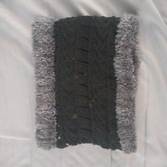 Matching fleece hat and neck warmer - Picture 2 of 4